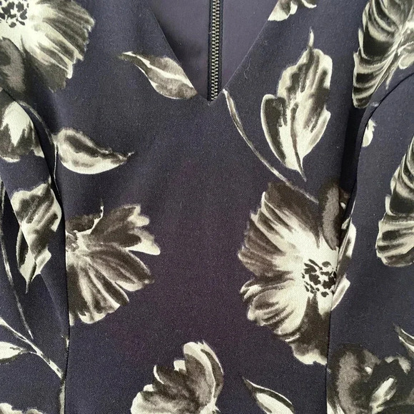 Vince Camuto Navy Blue Floral Fit Flare V Neck Stretch Pockets Size 8 M107 - Picture 3 of 5